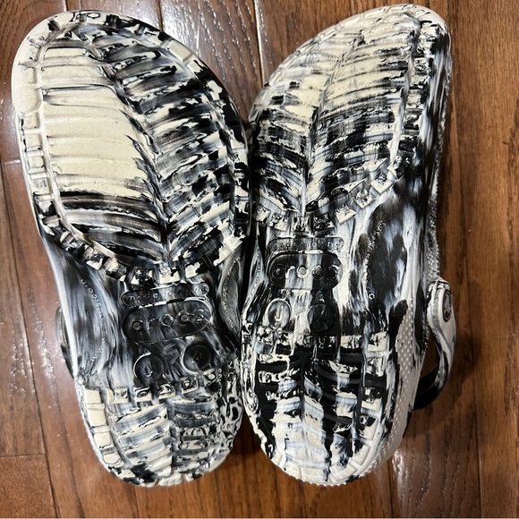 CROCS Junior’s Classic Black and White Marbled Clogs with Straps Sz J4 - Picture 3 of 12